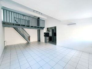 Appartement T3 centre historique Carcassonne dernier étage dans immeuble pierre proche pla