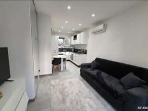 Petit immeuble rénové au coeur du village de Maubec