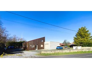 À Orléat  bâtiment d'une surface d'environ de 196m2 à usage