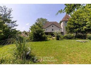 Château chargé d'histoire dans son parc de 1ha