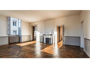 SPACIEUX APPARTEMENT DE CHARME EN PLEIN CENTRE VILLE