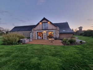 PLUZUNET  Longère entièrement rénovée avec dépendances