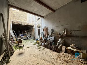 Grande bâtisse d'angle avec Garage  Cour intérieure et Terra