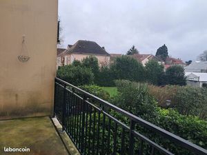 Studio avec beau balcon sur verdure