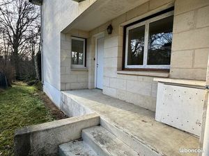 ETIOLLES - Grand appartement T3 d'environ 101m² en rez-de-chaussée avec garage. Exposé SUD