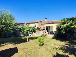 Cucuron  villa de plain pied avec garage et jardin