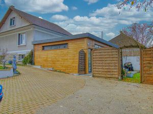 Charmant pavillon dans un écrin de verdure avec piscine et dépendance