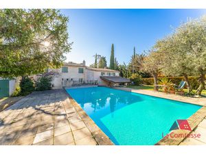 Maison 154 m2 + T2 45 m2 o Parcelle 1 037 m2 o Piscine o Pro