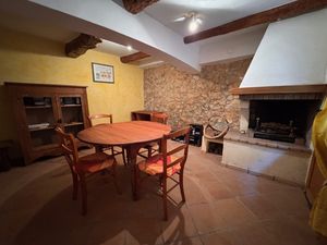 Maison de village centre de Gémenos avec cheminée dans rue calme.