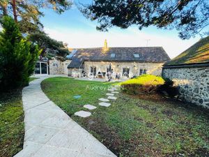 Élégante longère en pierre avec piscine et dépendances