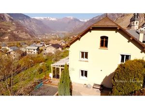 A VENDRE en Maurienne  Maison individuelle 8 pièces  2 studios indépendants  terrain  vue 