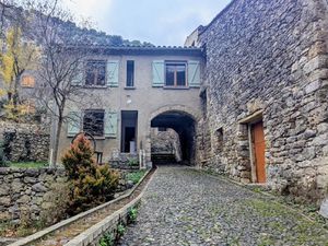 Maison du XIIIe siècle à Termes Vue château & dépendance +