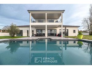 Refuge moderne niché entre ville et nature