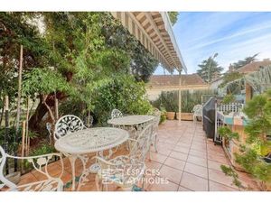 Grand rez-de-jardin avec extérieur dans le centre de Hyères