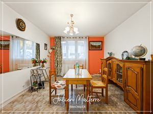 LA RICAMARIE - Appartement 3 pièces en rez-de-chaussée de 52 83 m²  2 chambres  cave et gr