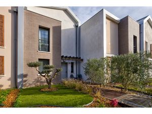 Maison moderne mitoyenne à Louveciennes.