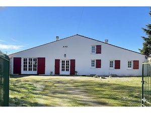 Ancienne maison de plain-pied  piscine chauffée  3 chambres