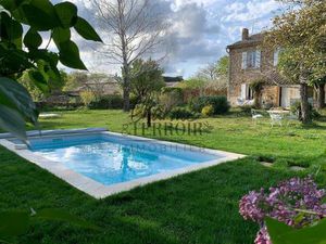 Uzès : immobilier de prestige : beau mas en pierre avec jardin bucolique et piscine à...