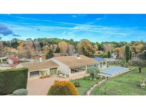 Montauroux Ensemble immobilier avec habitations multiples et piscine sur 3 315 m². A...