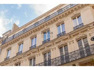 Champs-Elysées - Deux pièces traversant en dernier étage