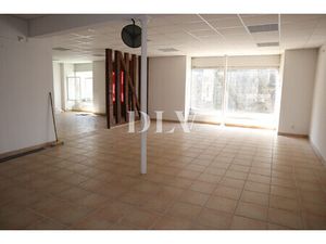 EGREVILLE - MAGASIN DE 100 M² AVEC 2 VITRINES ET 4 PARKINGS PRI