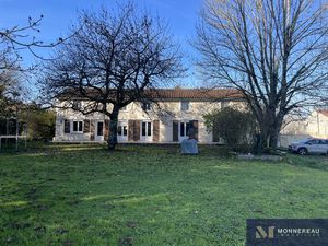 GRANDE MAISON AVEC JARDIN PROCHE BARBEZIEUX