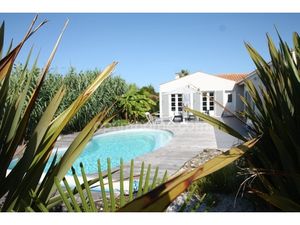 Saint-Pierre d'Oléron. A 500m de l'océan: maison récente avec piscine  4 chambres  bureau 