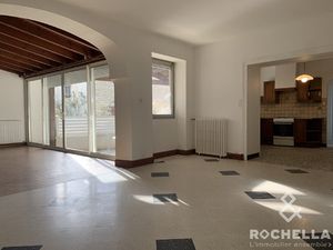 Maison louée meublée  116m2  2 chambres  terrasse  jardinet.