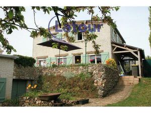 Au Calme  Ensemble Immobilier De Deux Maisons Avec Des Dependances