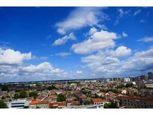 Bordeaux Croix Blanche Bel appartement avec deux chambres avec balcon ascenseur cave