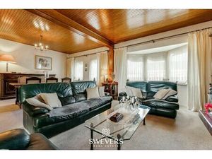 Duplex-appartement met handelsruimte  terras en tuin op toplocatie Riemst