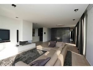 Exclusief Wonen: Luxepenthouse met Zwembadtoegang & 3 Slaapkamers!