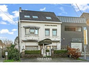 Duplex-appartement met handelsruimte  terras en tuin op toplocatie Riemst