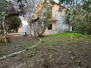 Maison à rénover avec jardin et garage en centre ville