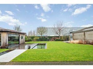 Ruime loods met ruime instapklare woning te Oostende.