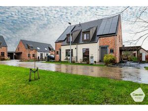 Recente instapklare woning ( BJ 2021) in een doodlopende straat met 4 slaapkamers  carport