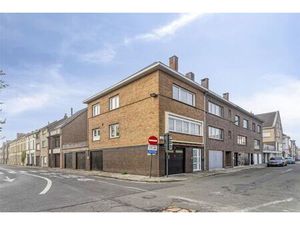 Ruime hoekwoning met 3 slaapkamers  grote zolder en 4 garages.