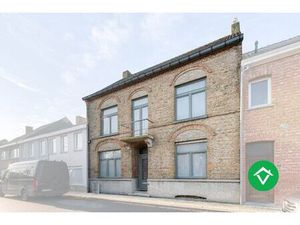 Ruim herenhuis met 4 slaapkamers en aparte garagebox in centrum Gistel