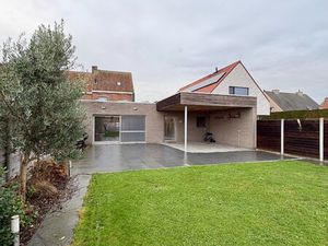 Totaal gerenoveerde woning met 305 m² bew. Opp.  4slks + gelijkvloerse kamer.