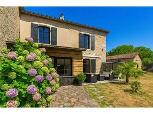 Elégant ensemble immobilier au coeur du parc naturel du Périgord vert.