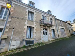 Maison de ville spacieuse avec grand jardin  centre de Saint Savin
