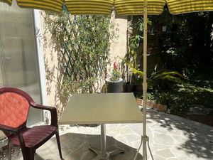 Bordeaux sur la place Nansouty T1 de 23 m2 + pergola terrasse et petit jardin privatif en.