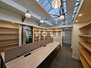 À louer - Un espace qui inspire ! Bureaux atypiques à Cachan avec grande hauteur sous plaf