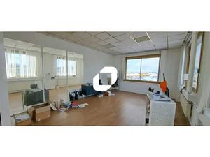 Bureaux lumineux et en bon état au pied du RER E