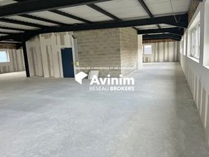 LOCAL COMMERCIAL DIVISIBLE au 1er étage d'un axe très passant