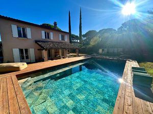 Dans une résidence sécurisée  villa quatre chambres avec piscine