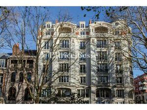 À Lille  dans un immeuble de style Art déco de 1925  un appartement situé au troisième...
