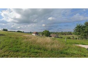 Terrain plat 15 km frontiere