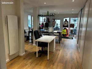 A vendre local professionnel 118000 euros et place de parking sécurisée 11000 euros / poss