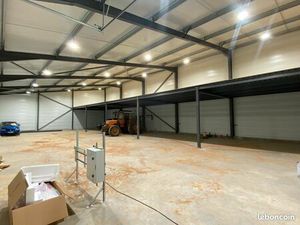 Local professionel 612 m2 divisible. 70/m2/an